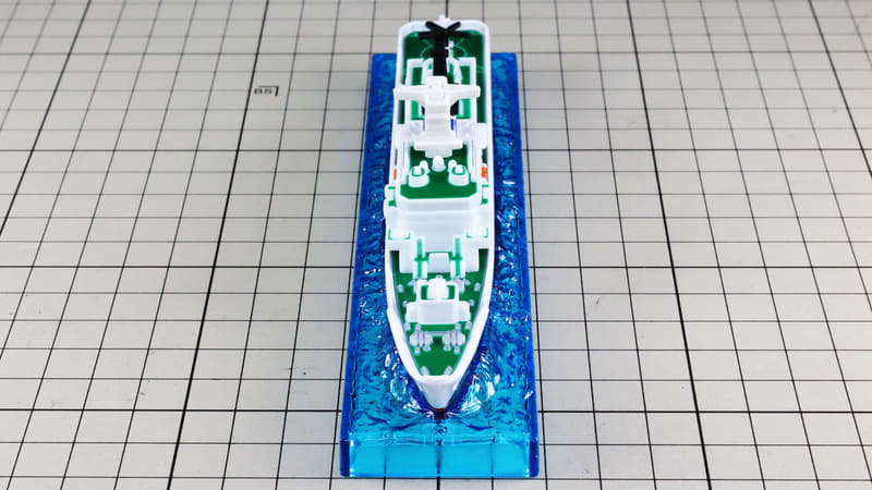 フロント：船首から緩やかなカーブを描く船体のフォルムが特徴的