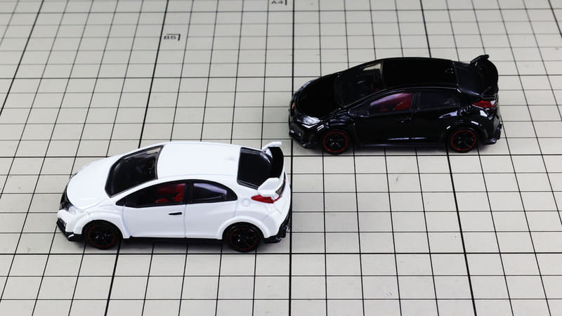 サイド：フロントからリアへかけての流れるようなラインに注目