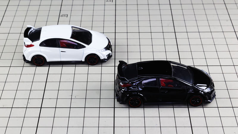 リア：大型のウイングがハイパフォーマンスカーであることを感じさせます