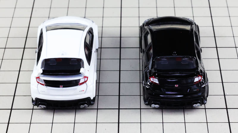 リア：大型のウイングがハイパフォーマンスカーであることを感じさせます