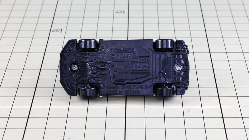 シャーシ：びっしり施されているモールドがこのクルマのキャラクターを端的に表します