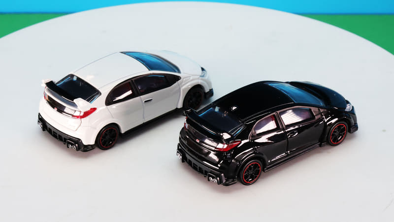 象徴的な大型リアウイングを装備しています