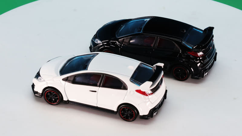 象徴的な大型リアウイングを装備しています