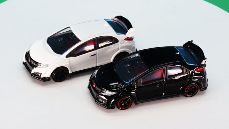 日本ではホワイト・ブラックの2色が展開されました