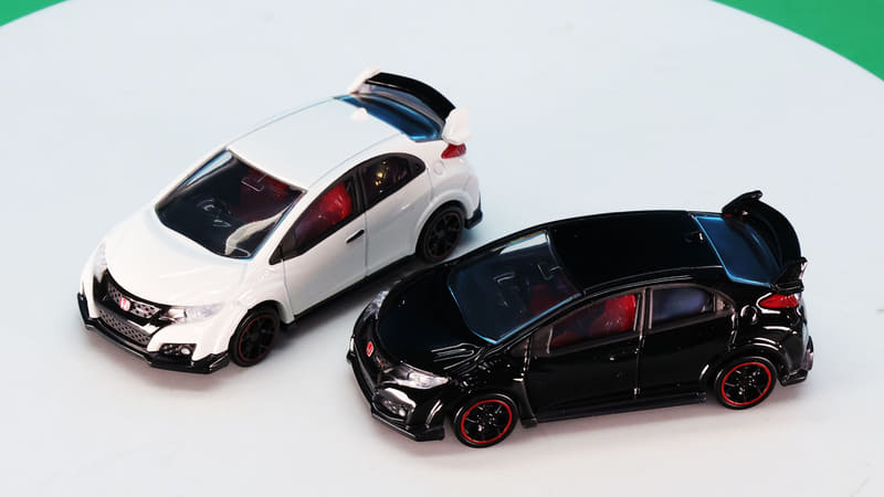 路面からすっと立ち上がったラインはフロントのRをくるっと駆け上がって寝かされたフロントウインドウからルーフへ流れ……