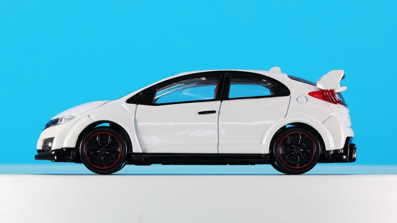 路面からすっと立ち上がったラインはフロントのRをくるっと駆け上がって寝かされたフロントウインドウからルーフへ流れ……