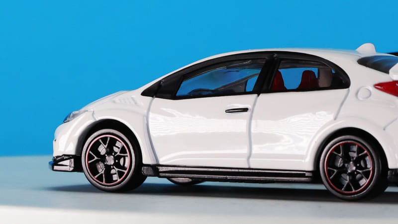 ブラックの純正ホイールをシャープに再現しています