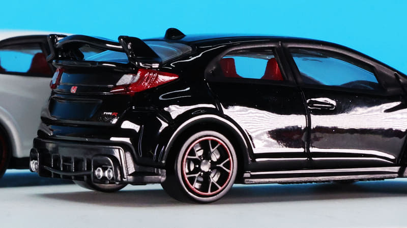 細くみえるスポークですが彫りの深さから剛性の高さを感じられます