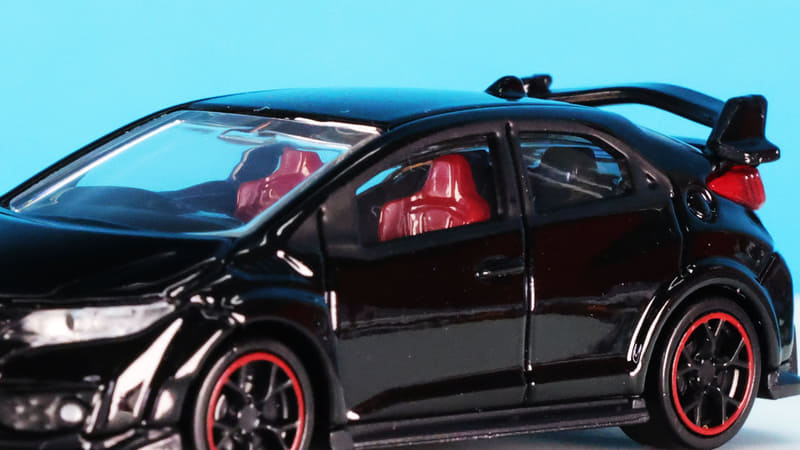 赤いシート！ブラックボディのホイールはリムの赤いラインも再現！