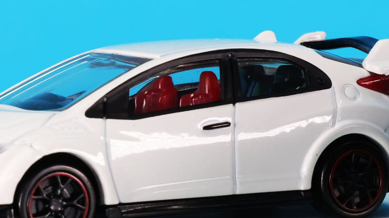 ホワイトボディも赤いシート。ホイールのリムはブラックで細かい違いが楽しい！