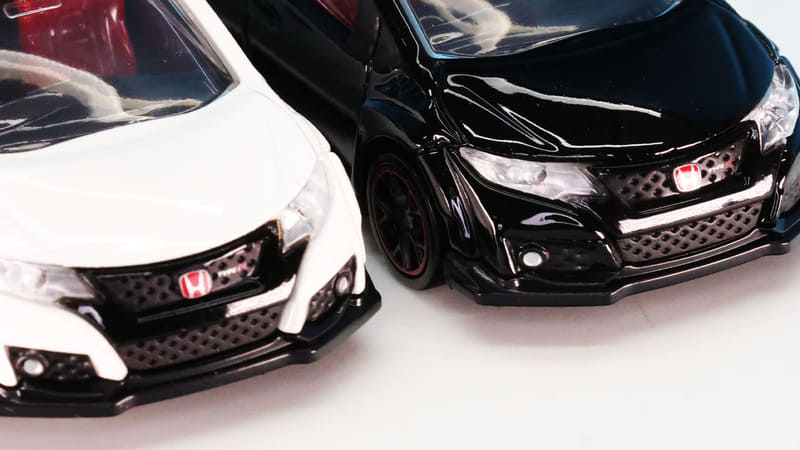 ヘッドライトはクリアーパーツ！内部のバルブ的なディテールも楽しいし、ホンダロゴの横に“TYPE R”のロゴを精密にプリントしています