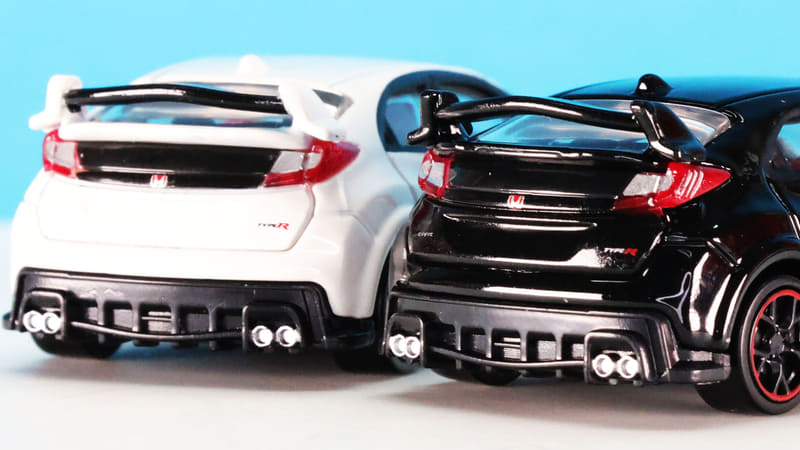 ホワイトのリアウイングはメインフラップがブラックで塗装されています