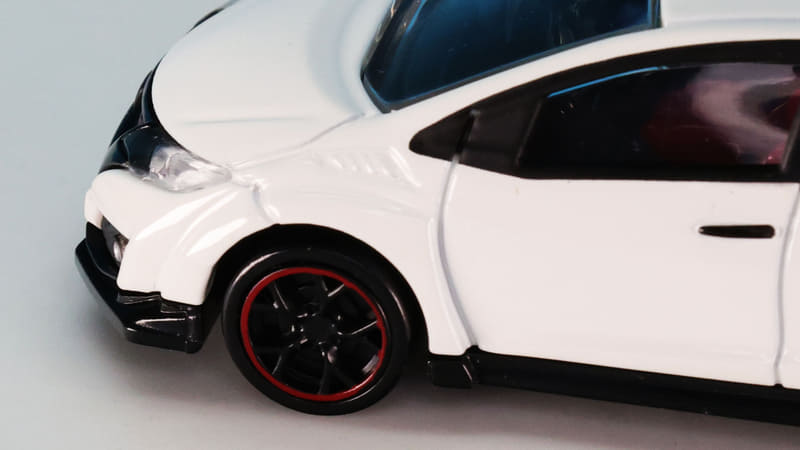 フロントフェンダー上部のエアーアウトレットもモールドされています