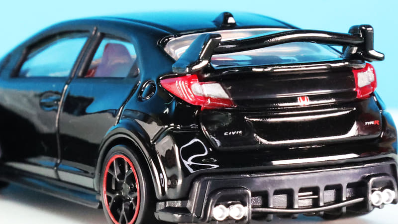 リアコンビランプ、細かな塗分けと共に段々のディテールが施されており実車のそれをイメージさせます