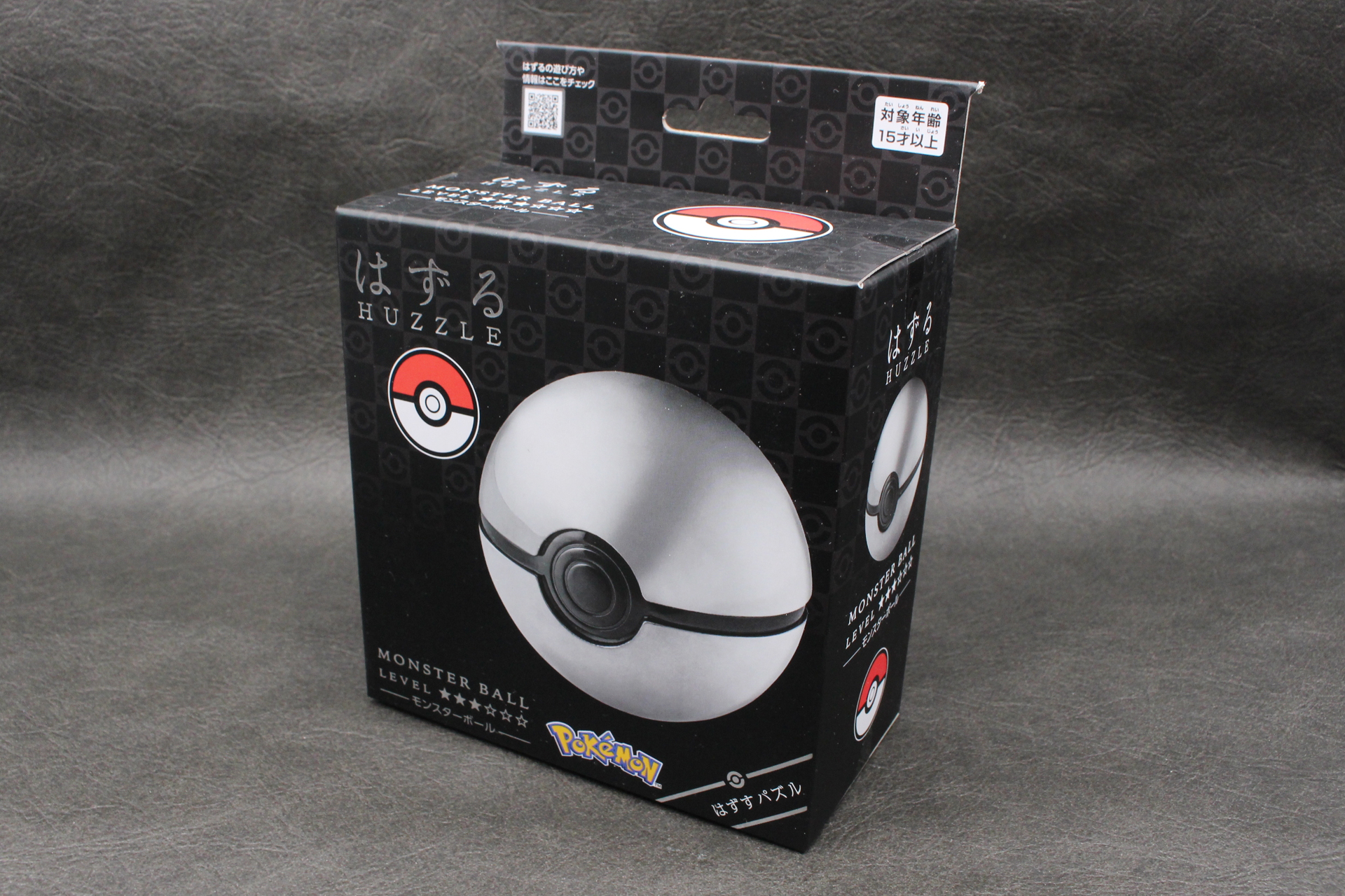 はずる　ポケットモンスター　モンスターボールのパッケージ。実物の写真とボールのアイコン、ポケモンのロゴマークがあしらわれたシンプルなもの。フック用の穴がある部分は箱の中に収納できる