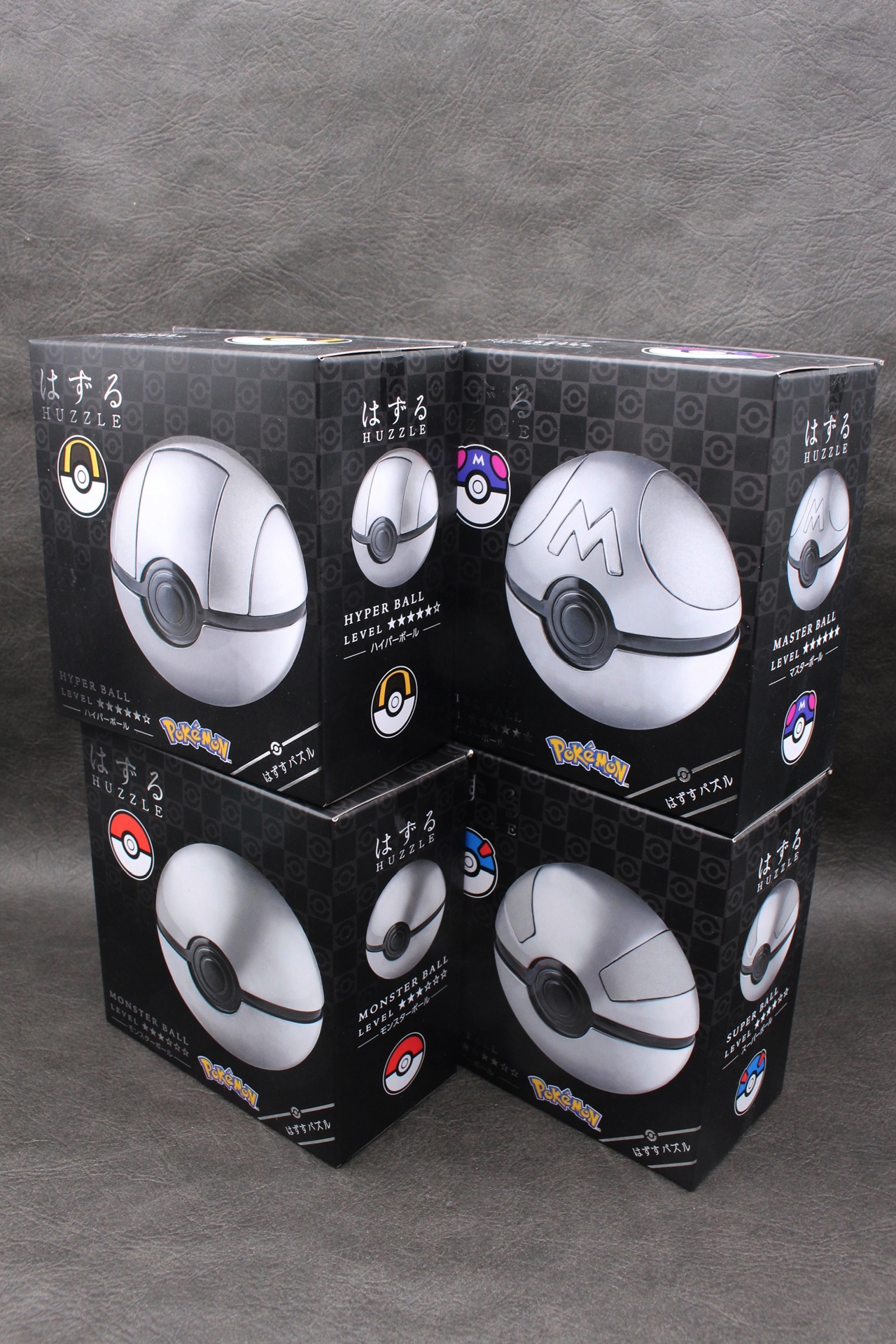 4種類のラインナップ。解説書は入っていないが、どうしても解けないときは公式サイトから申し込む形で解き方を確認できる