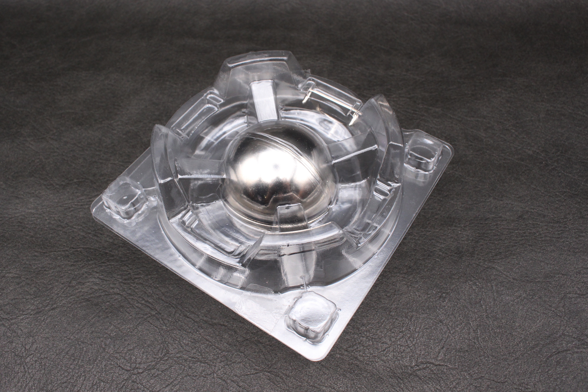 パッケージの中にはブリスターがあり、本体はその中に入っている。開けるときは同梱のディスプレイ用台座が落ちないように注意