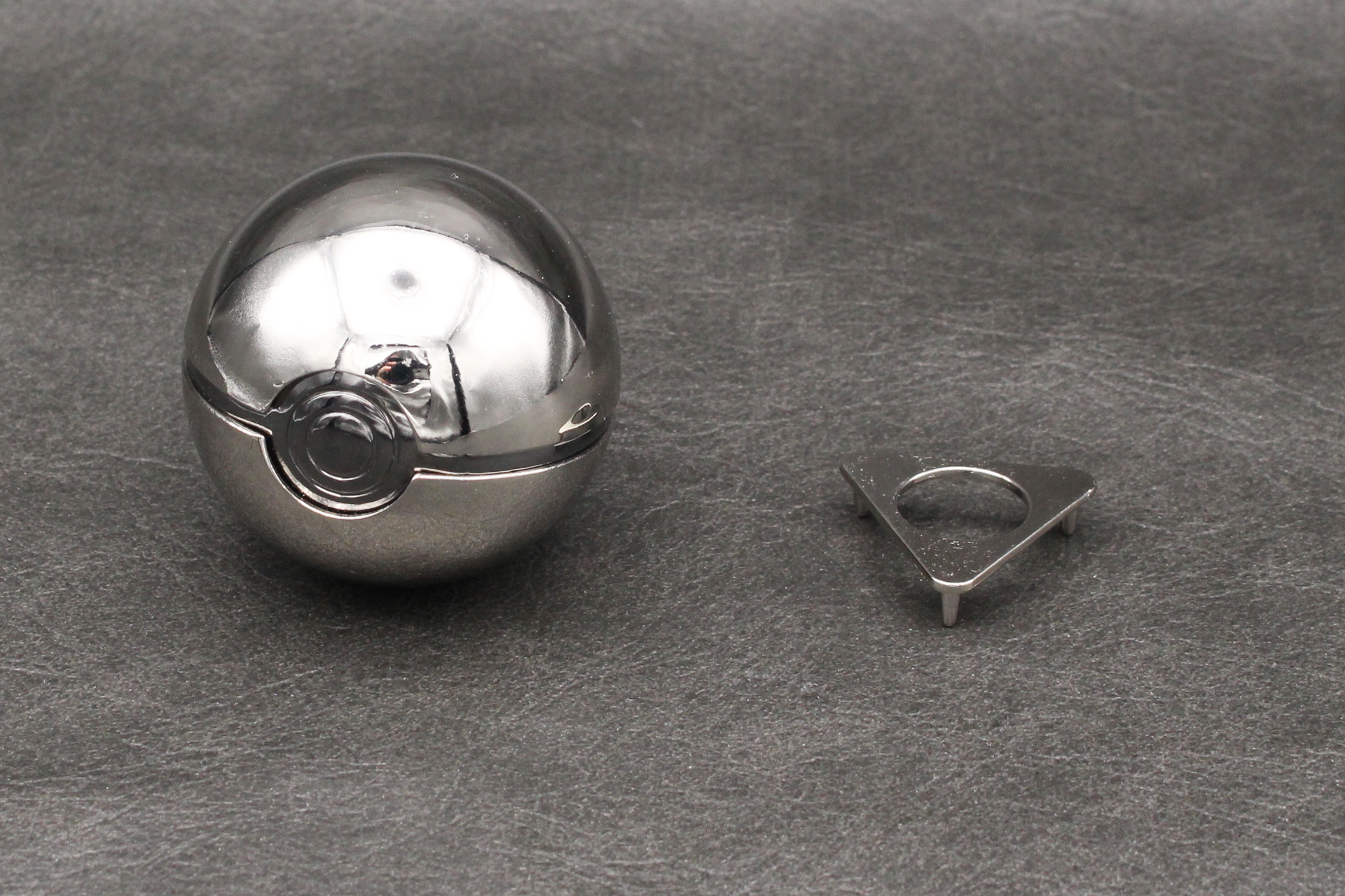 はずる　ポケットモンスター　モンスターボール本体と付属のディスプレイ用台座