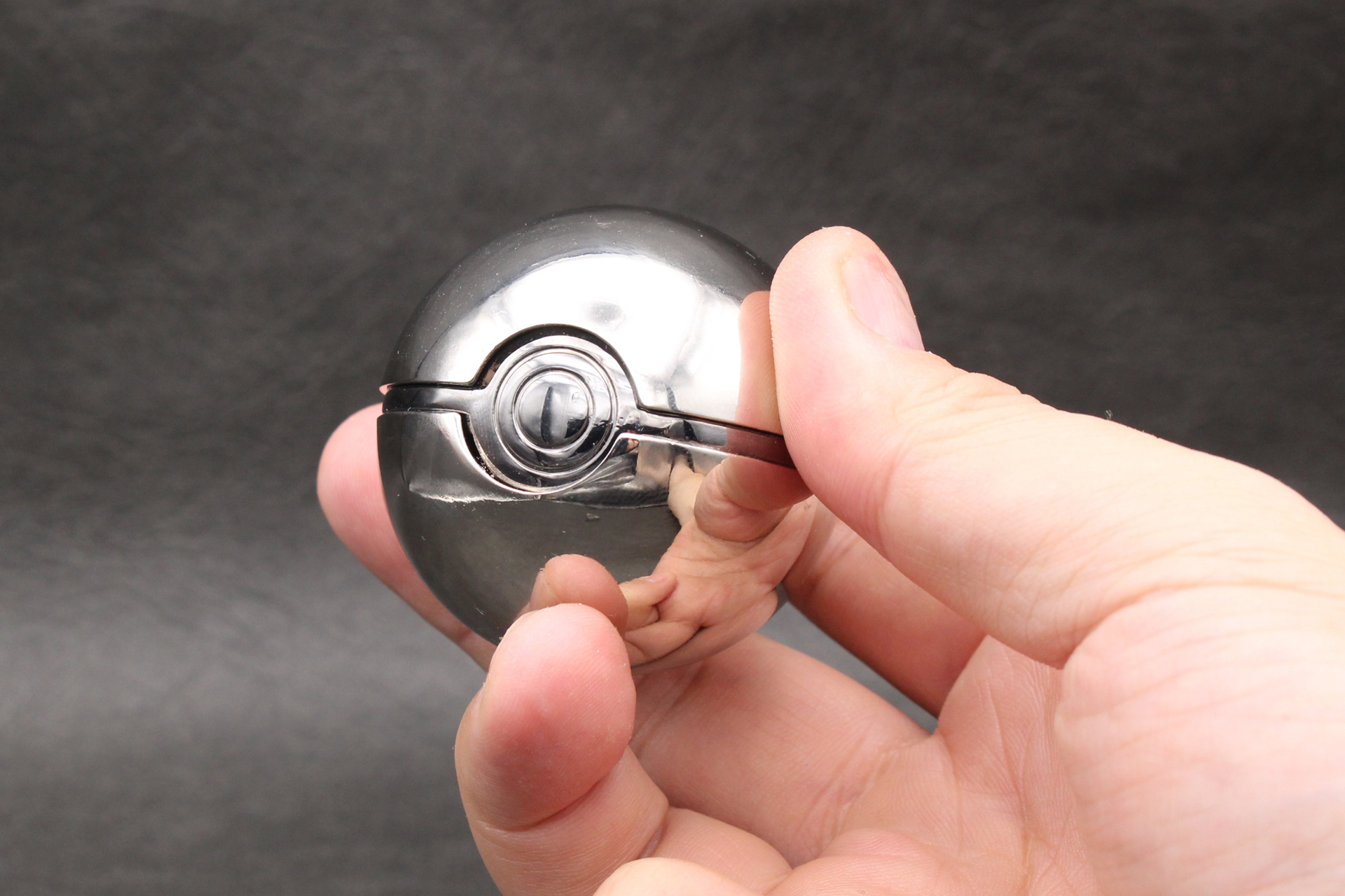 直径は実測約50mmで、手に持ったサイズはこのぐらい。ゲーム中で携帯しているときと同じぐらいのイメージだろうか