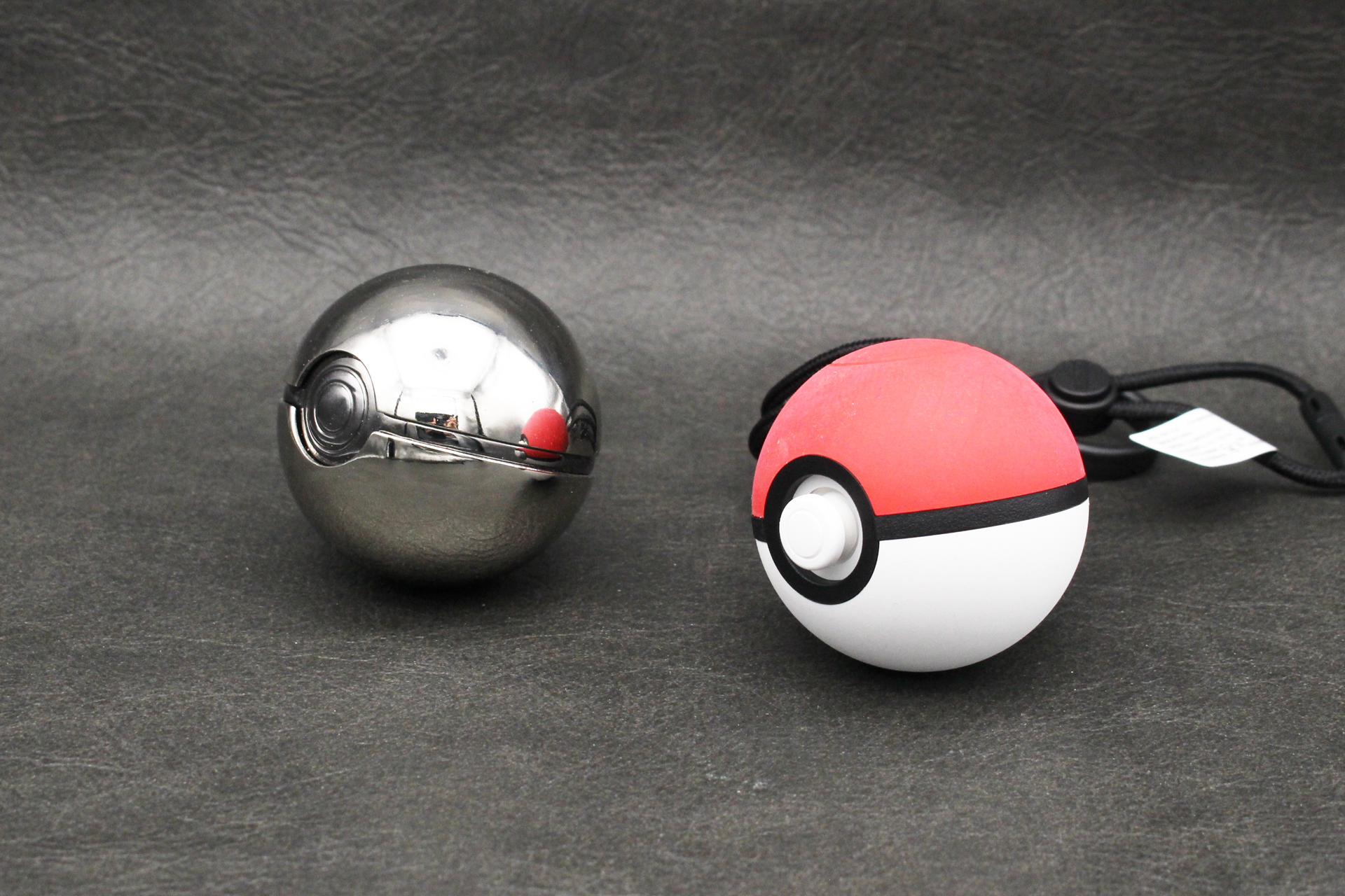 Nintendo Switch用周辺機器「モンスターボール Plus」との比較。大きさはこれとほとんど同じだった