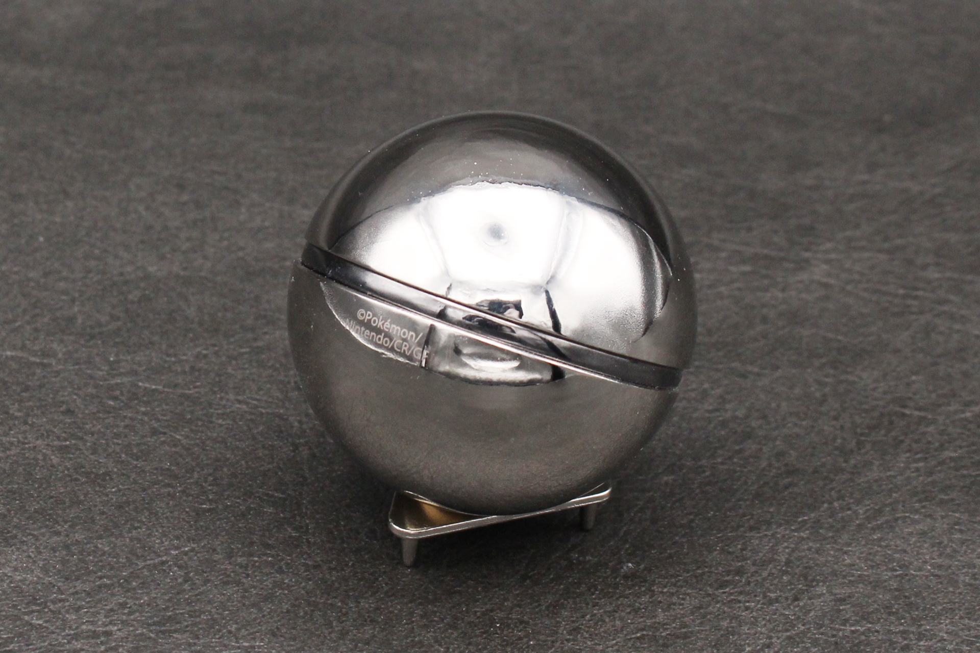 ちょっと分かりづらいが、後方の下側にクレジット表記がある。上下に模様のないモンスターボール、実は本体の向きを表す基準として重要なものとなる