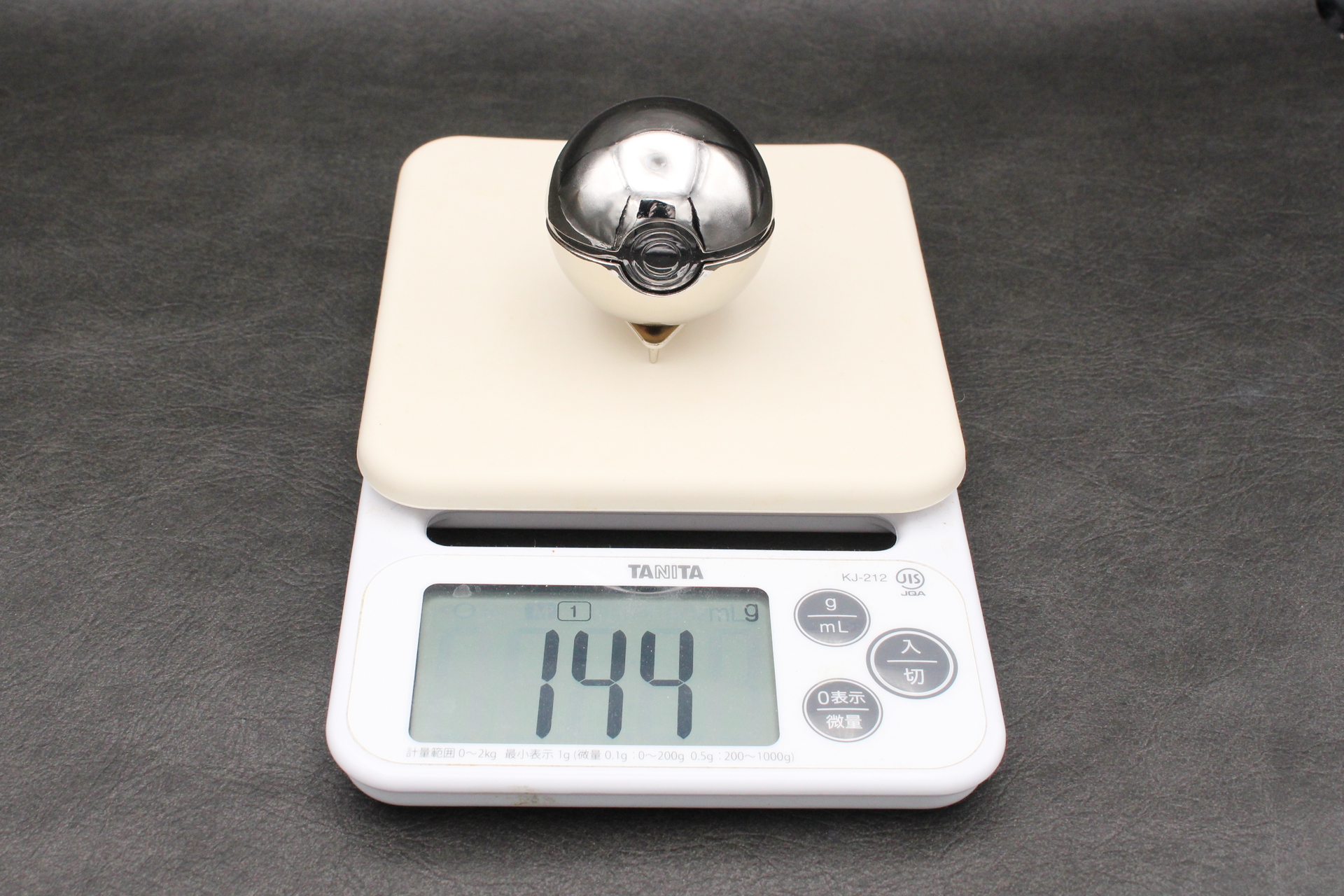 重量は実測で約144g。これは台座（約3g）込みの重量となる