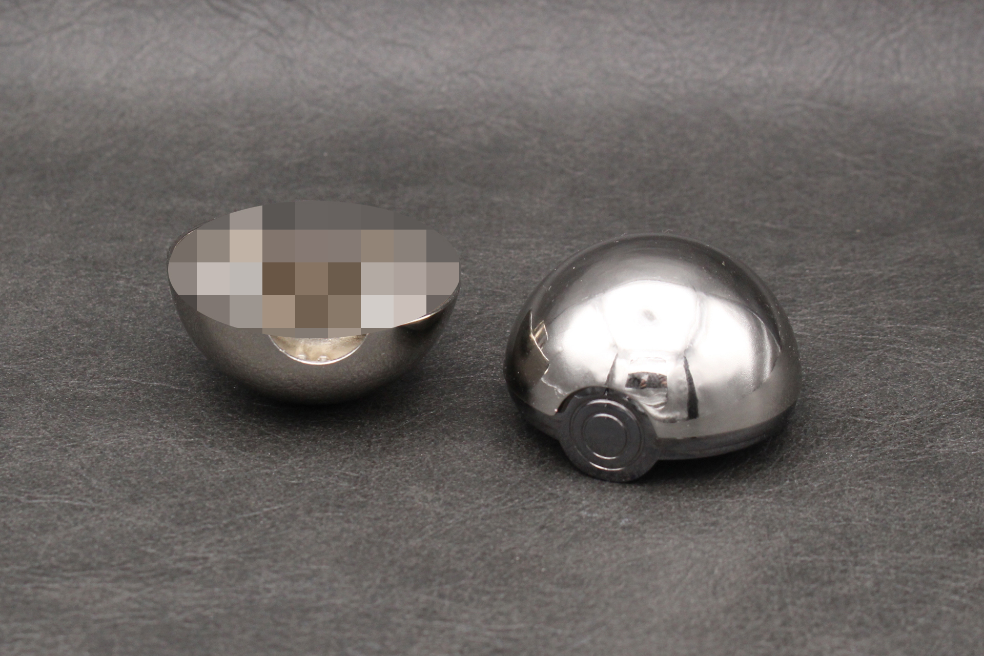 モンスターボールの解けた状態。ネタバレになるので内部の見える部分は画像を加工している