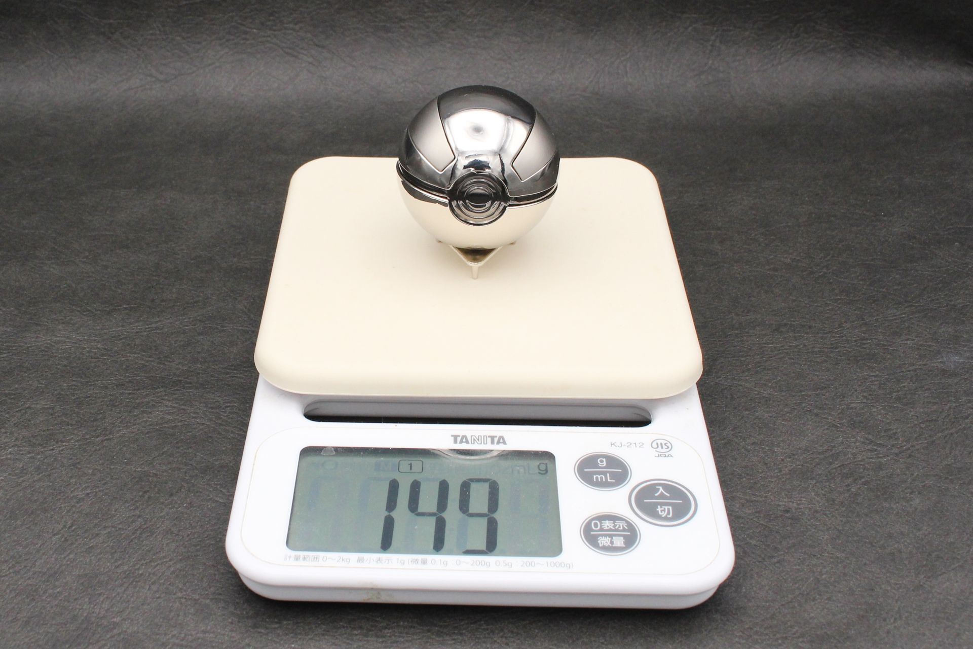 重量は台座込みで約149g。モンスターボールよりわずかに重い