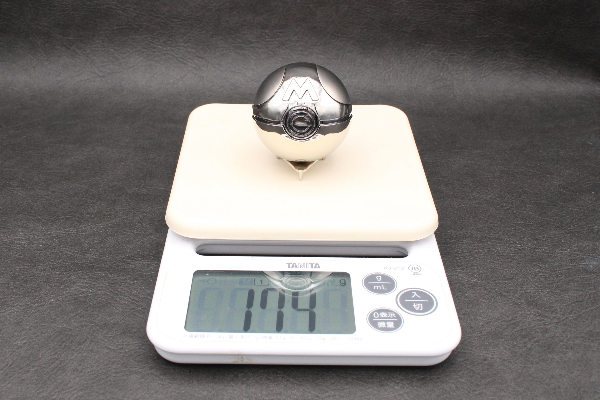 重量は台座込みで約174g。4種の中で最も重量がある