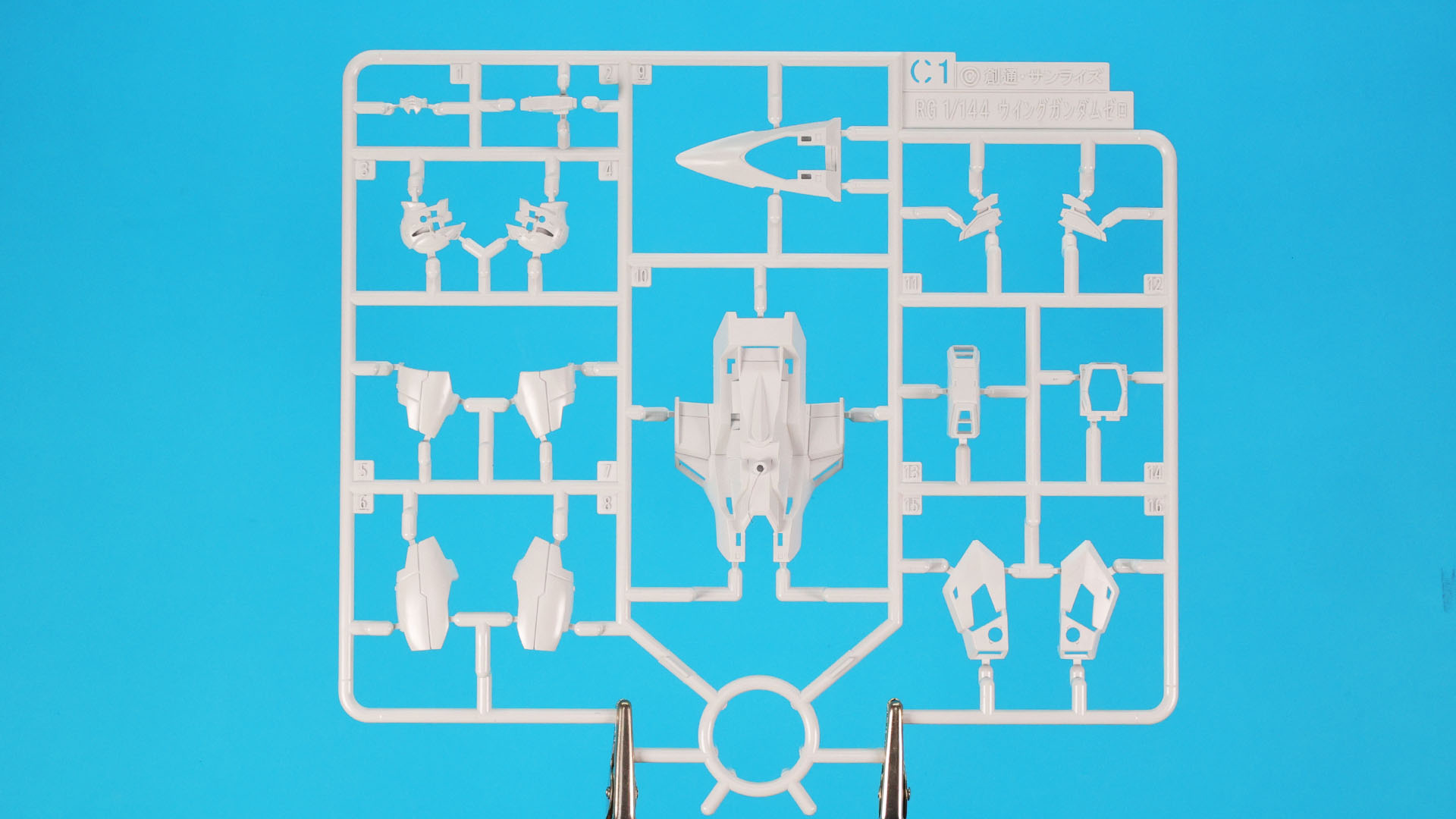 C1:シールドや頭部などの装甲部