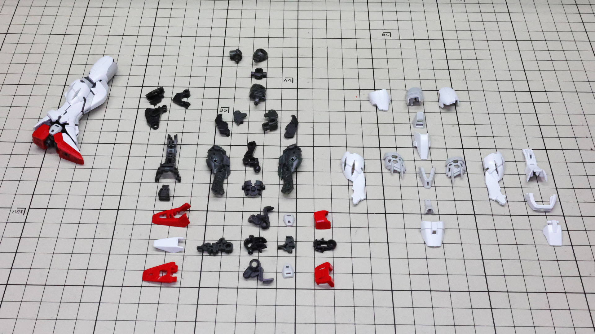 右脚を組んであります。中ほどにメカフレーム、右に装甲などのパーツを配置してみました。メカフレームが多くのパーツで構成され、複雑な構造を予感させます！