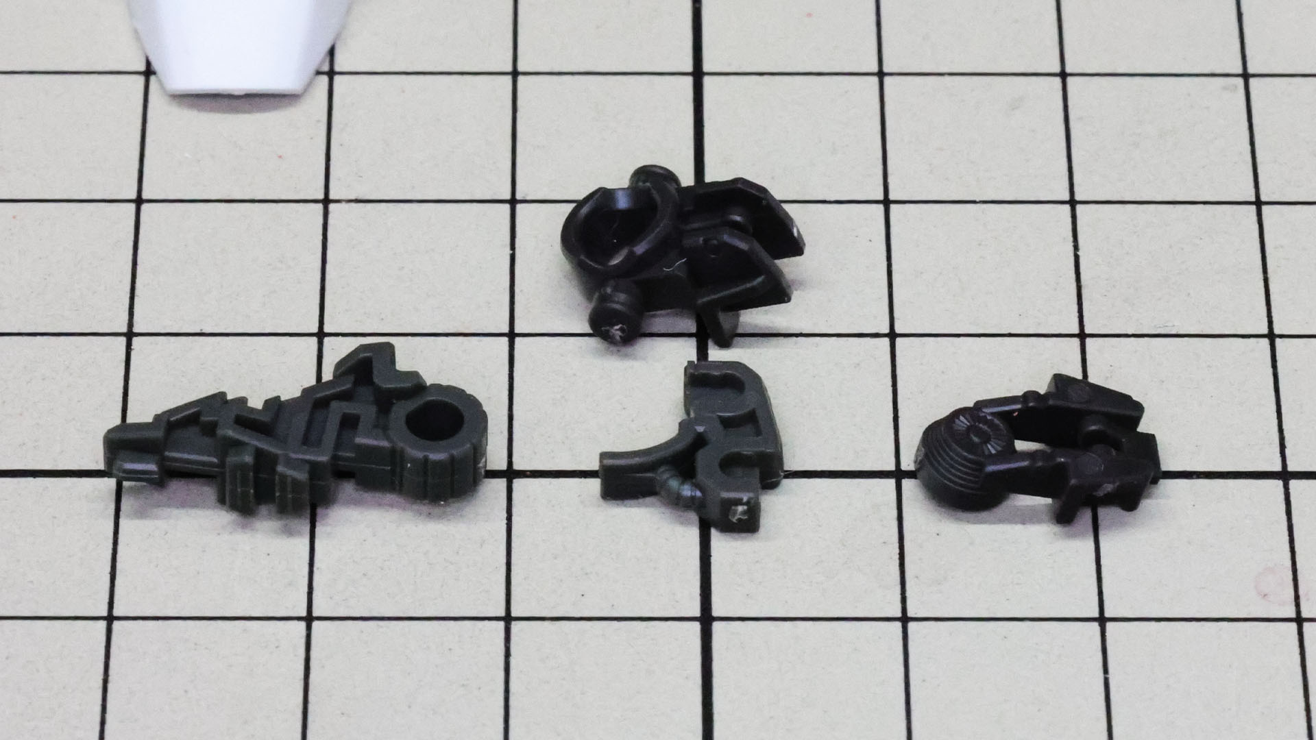 まずはソールから組みます。変形の際にかかとが分割するため細かな構造になっています