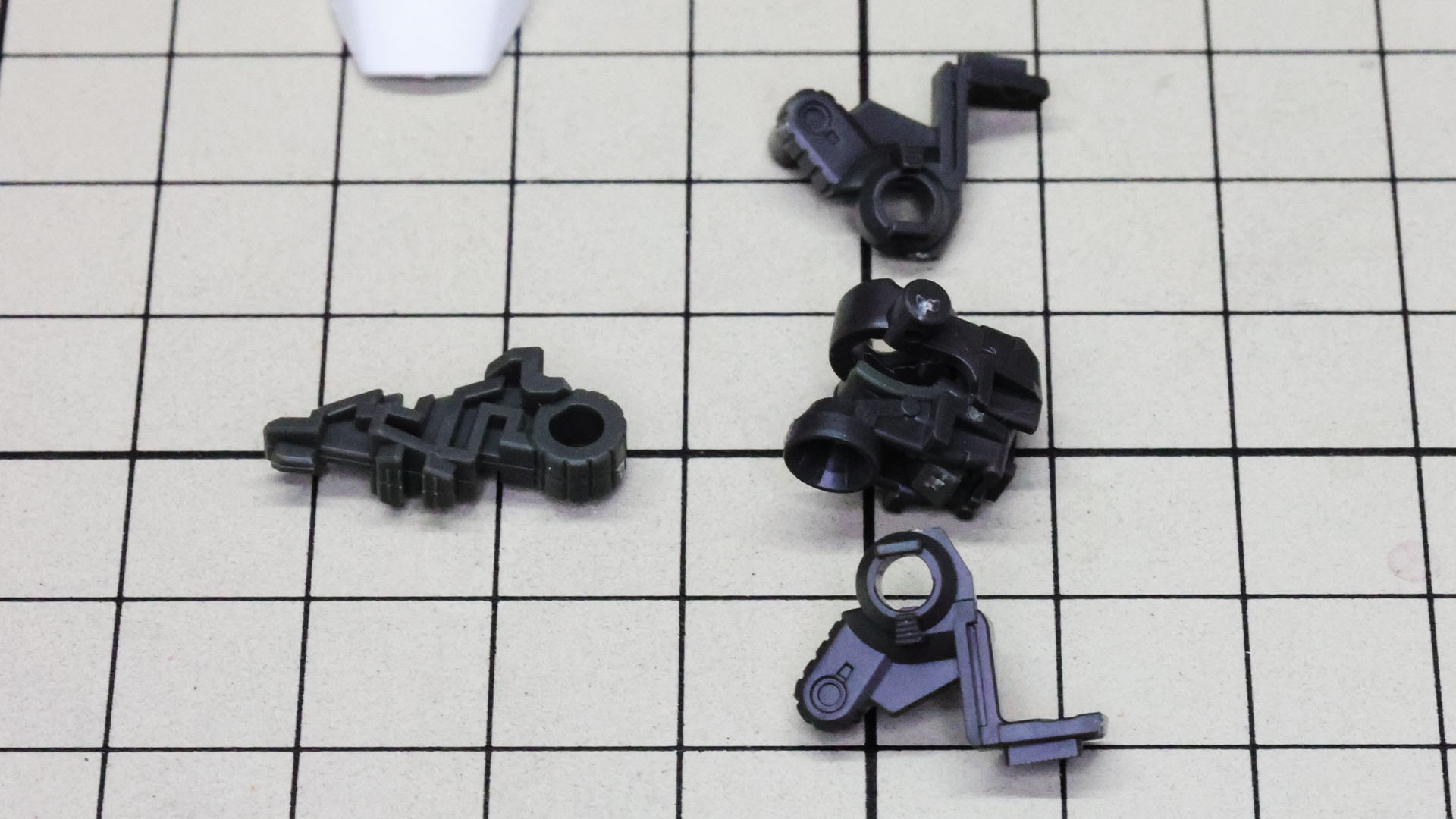 コアになるメカフレームに外側のフレームを組んでいきます