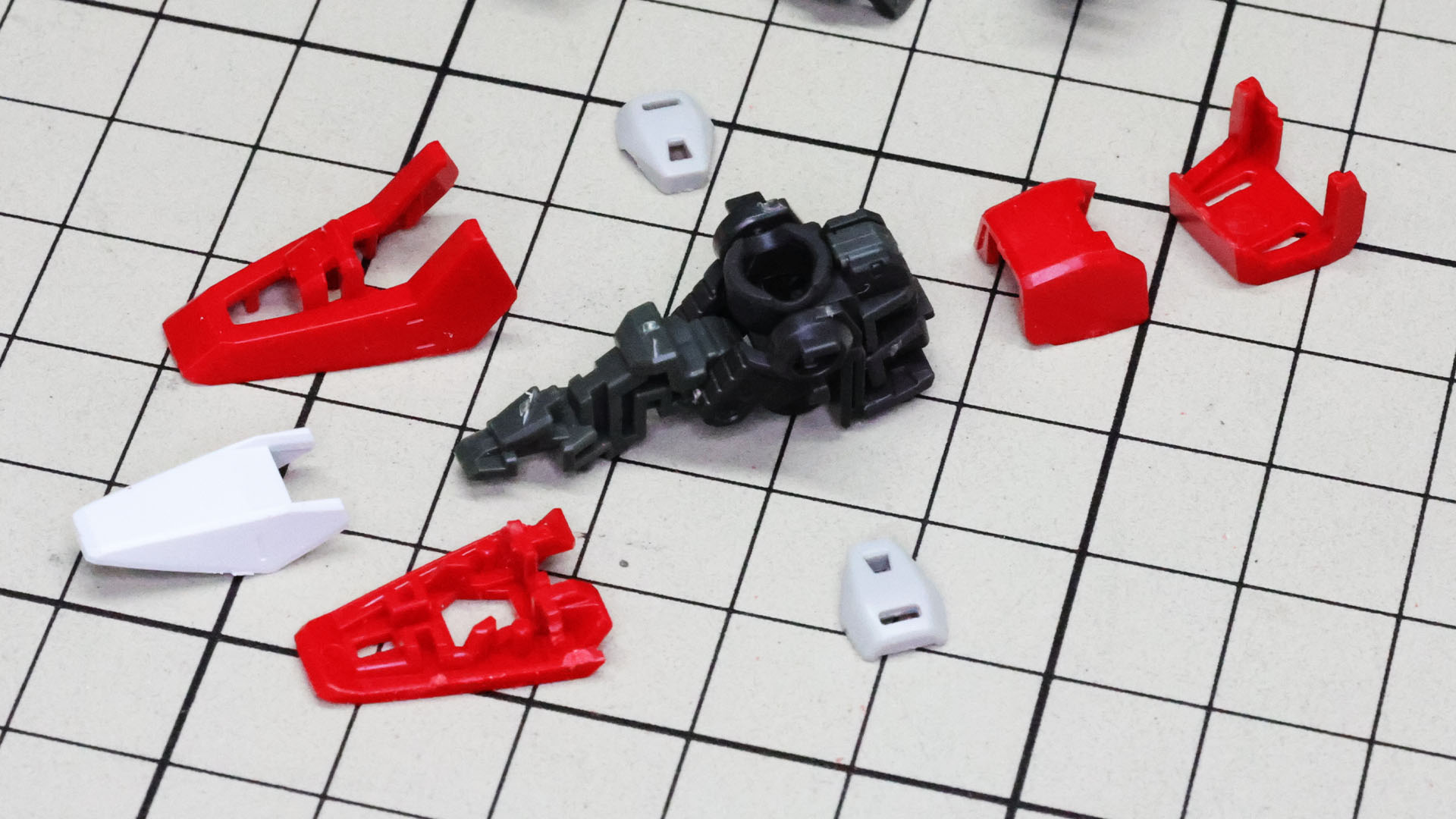 組んだメカフレームに装甲を組み付けていきます