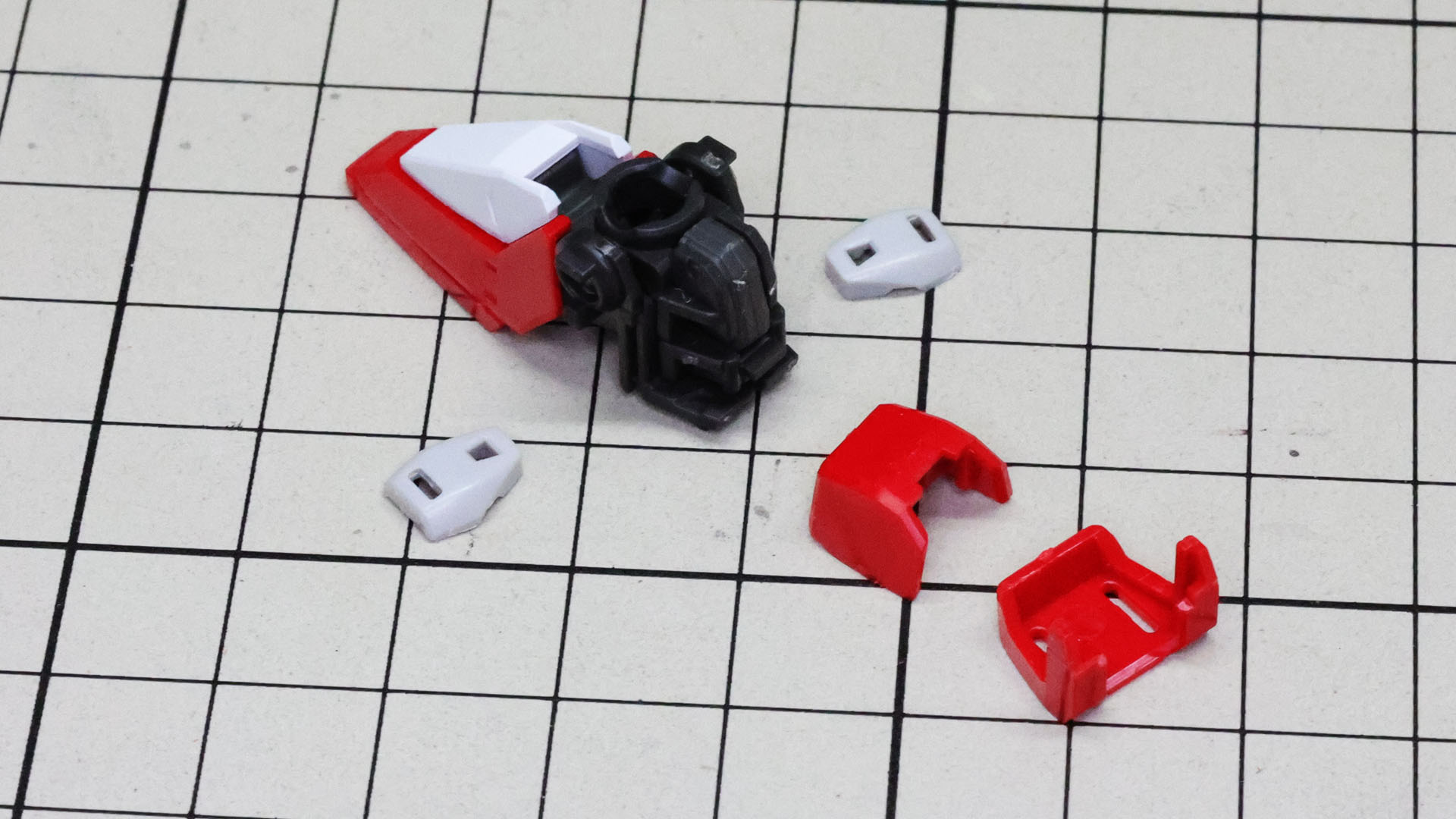 かかとには変形時に分割される装甲があります