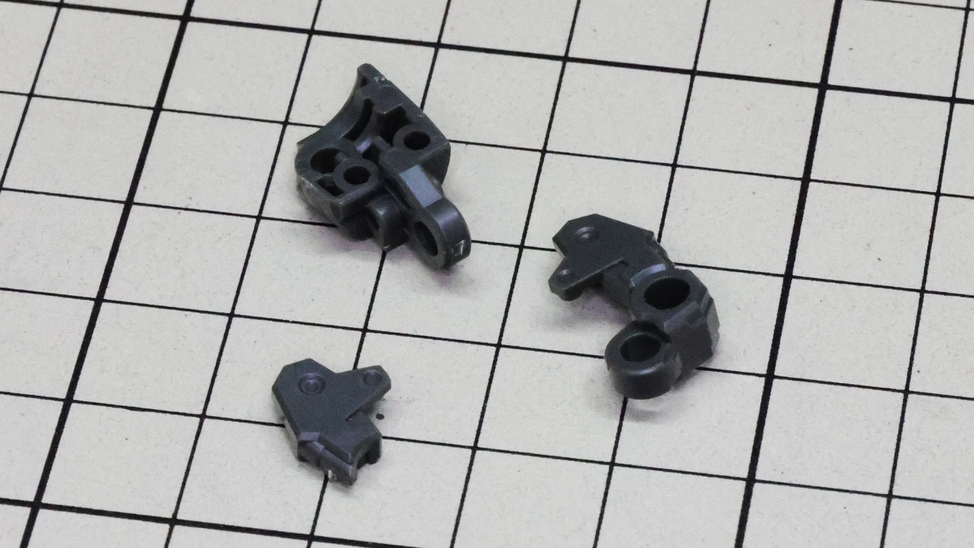 大腿部と膝関節、脛下のメカフレームを組んでいきます