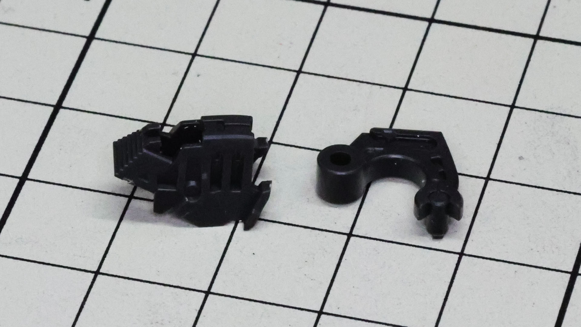 膝アーマー内に可動に追従するアームを組み込みます