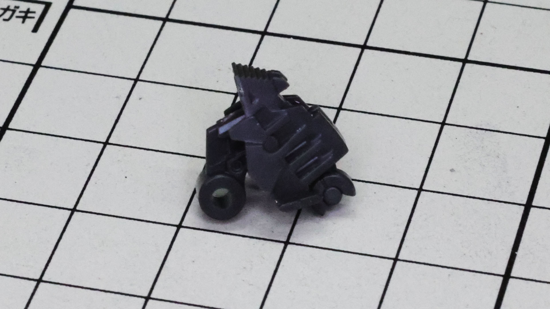 見えない部分での組み合わせになるのでよく見てパーツ構造を理解して入れ込んでいきます