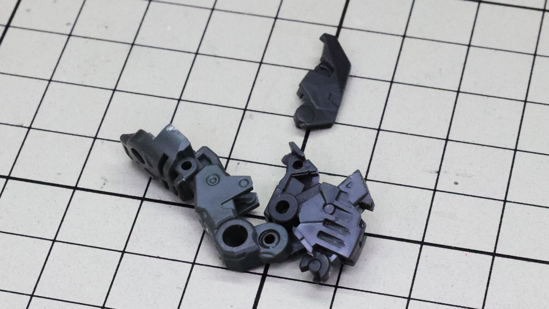 変形時に2つに分かれる（表現が難しい）膝関節を組んでいきます