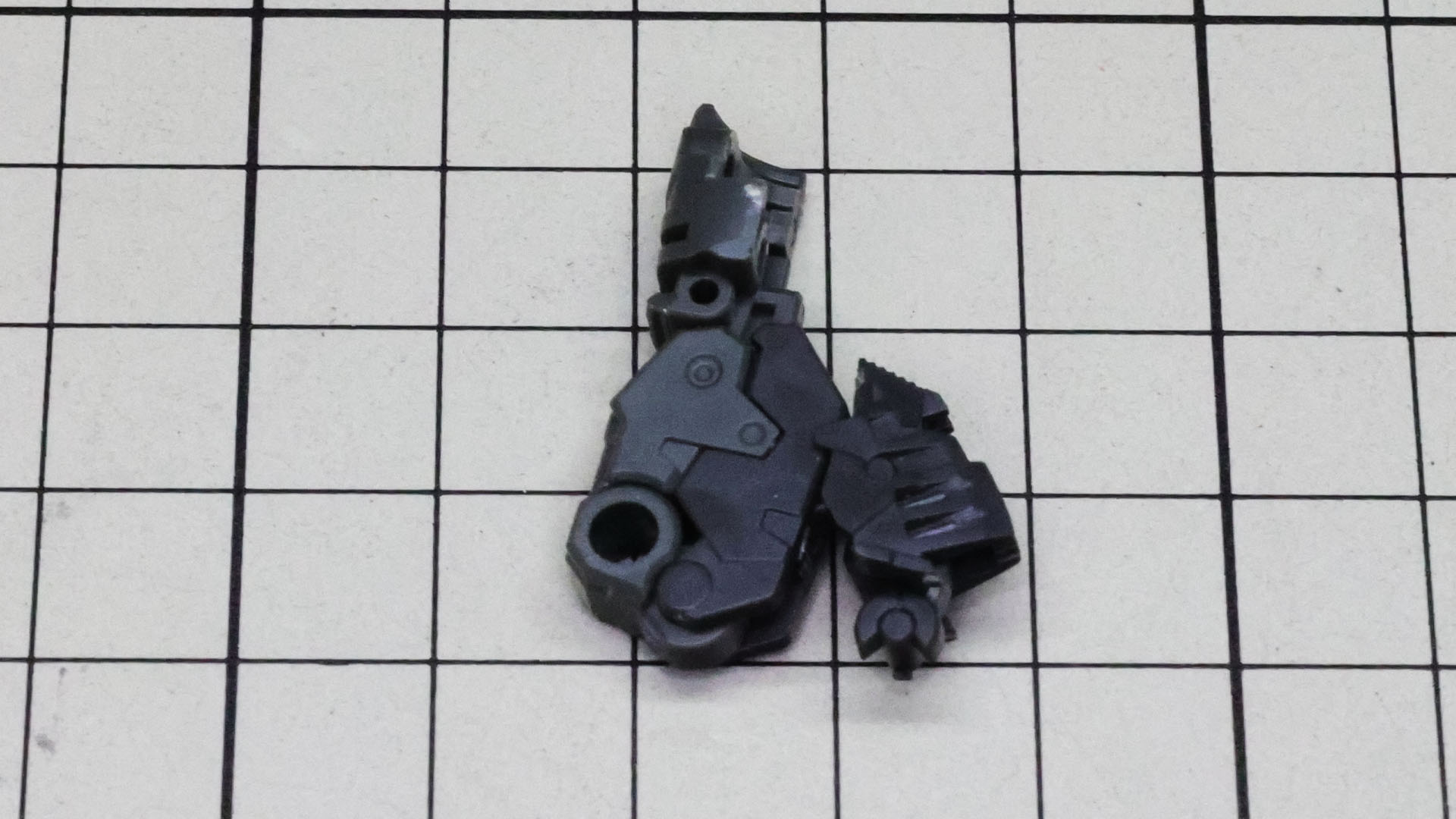 ツメが噛み合うように膝関節が組み上がることに注目です