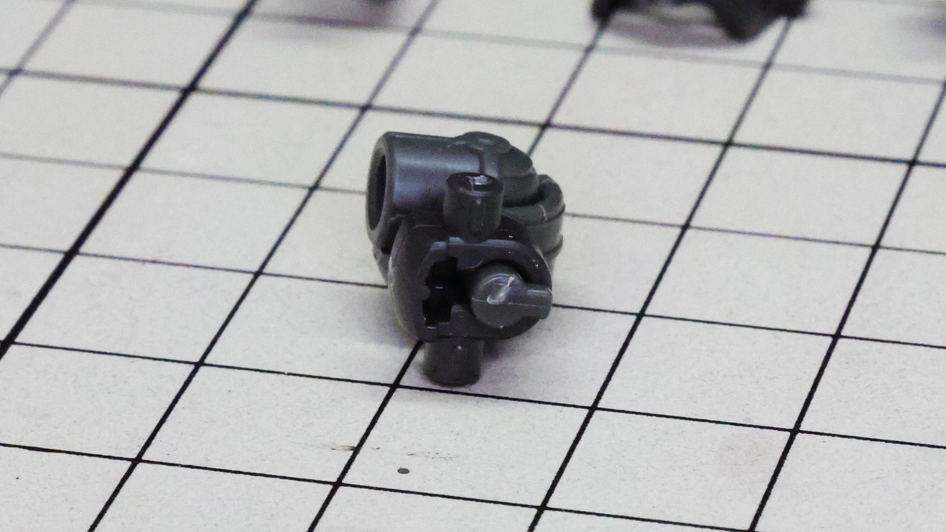 組み上がったメカフレームに大腿部の装甲を組み付けていきます