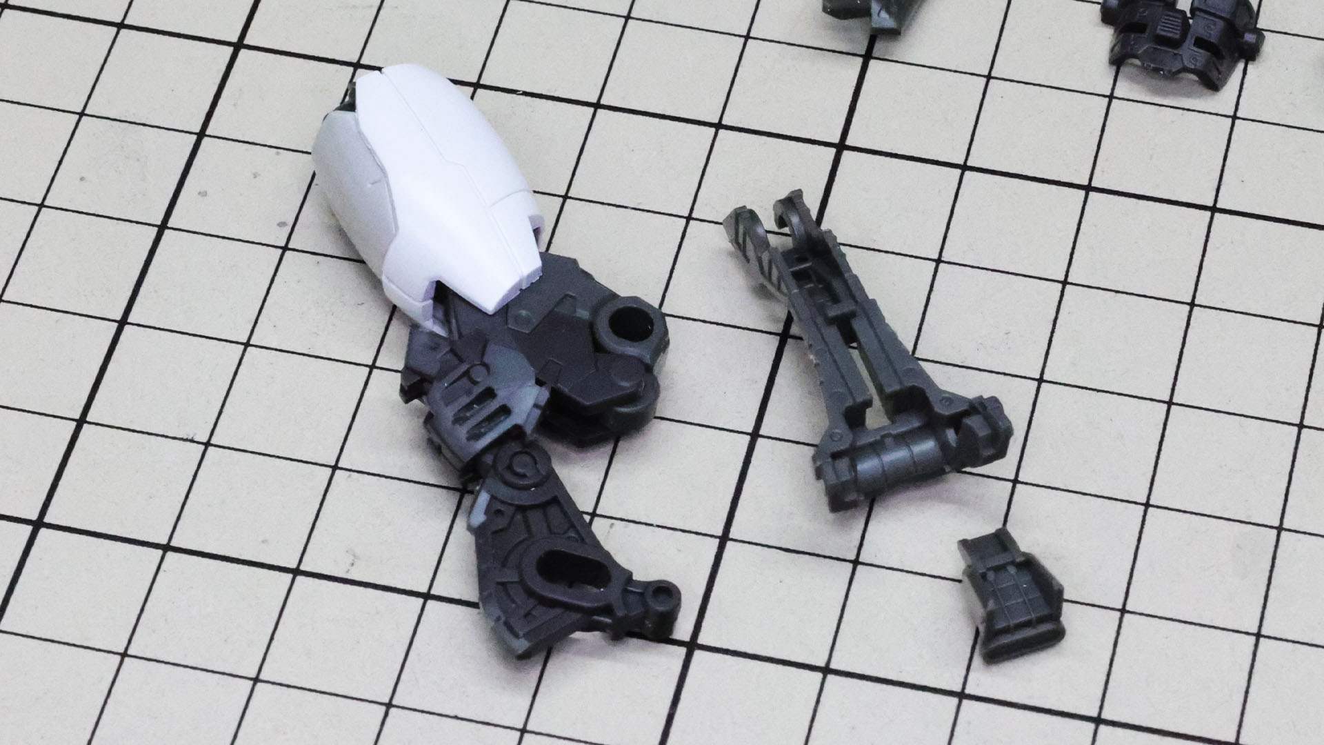 膝下裏側のメカフレームを組んでいきます