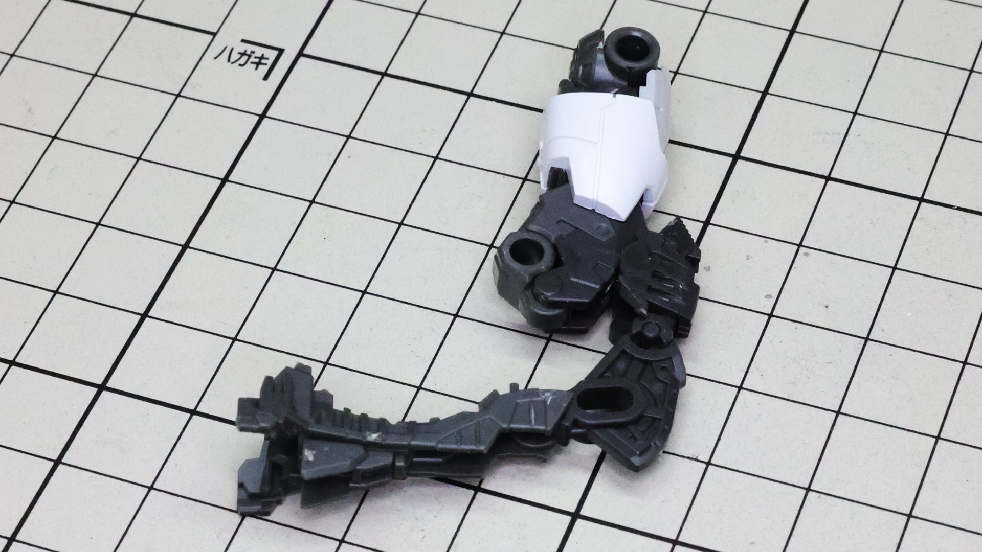 膝関節部に組み込んで……