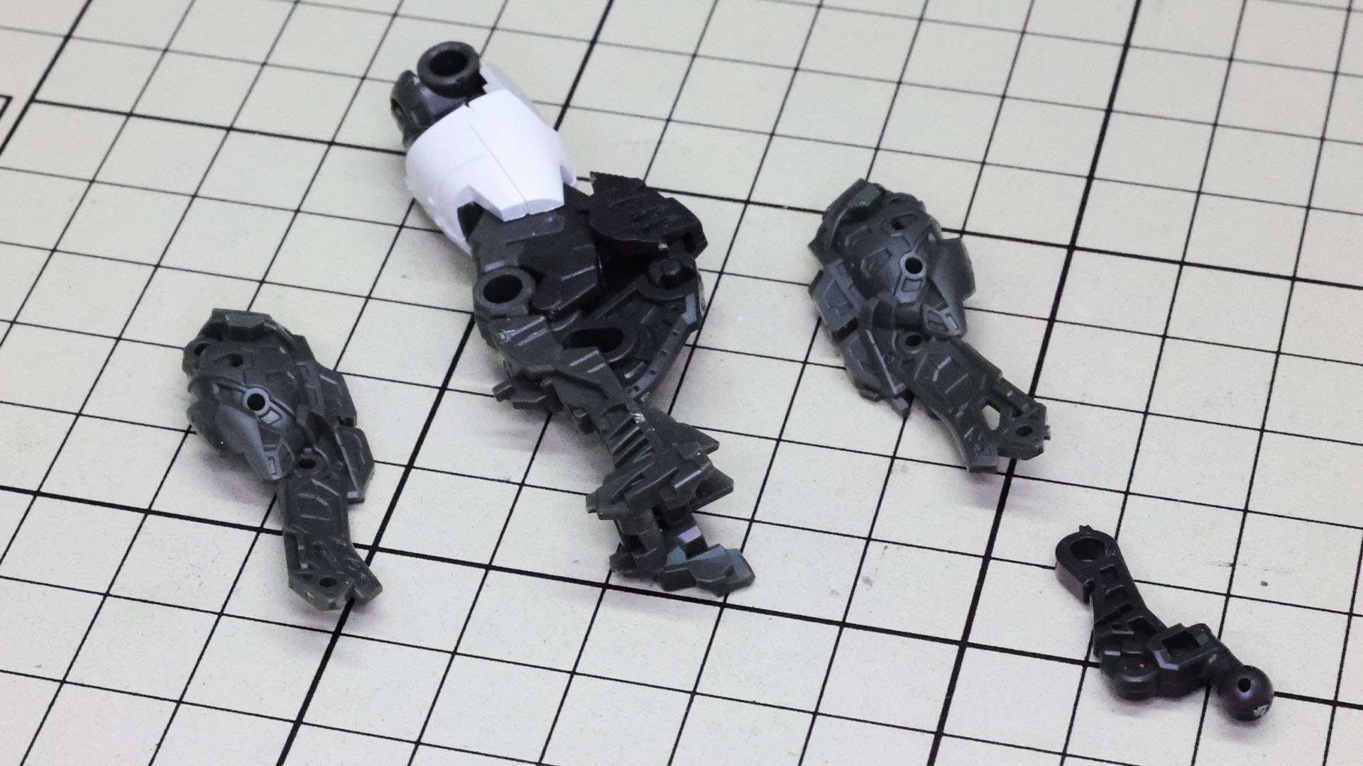 脛下左右のメカフレームを組み付けます