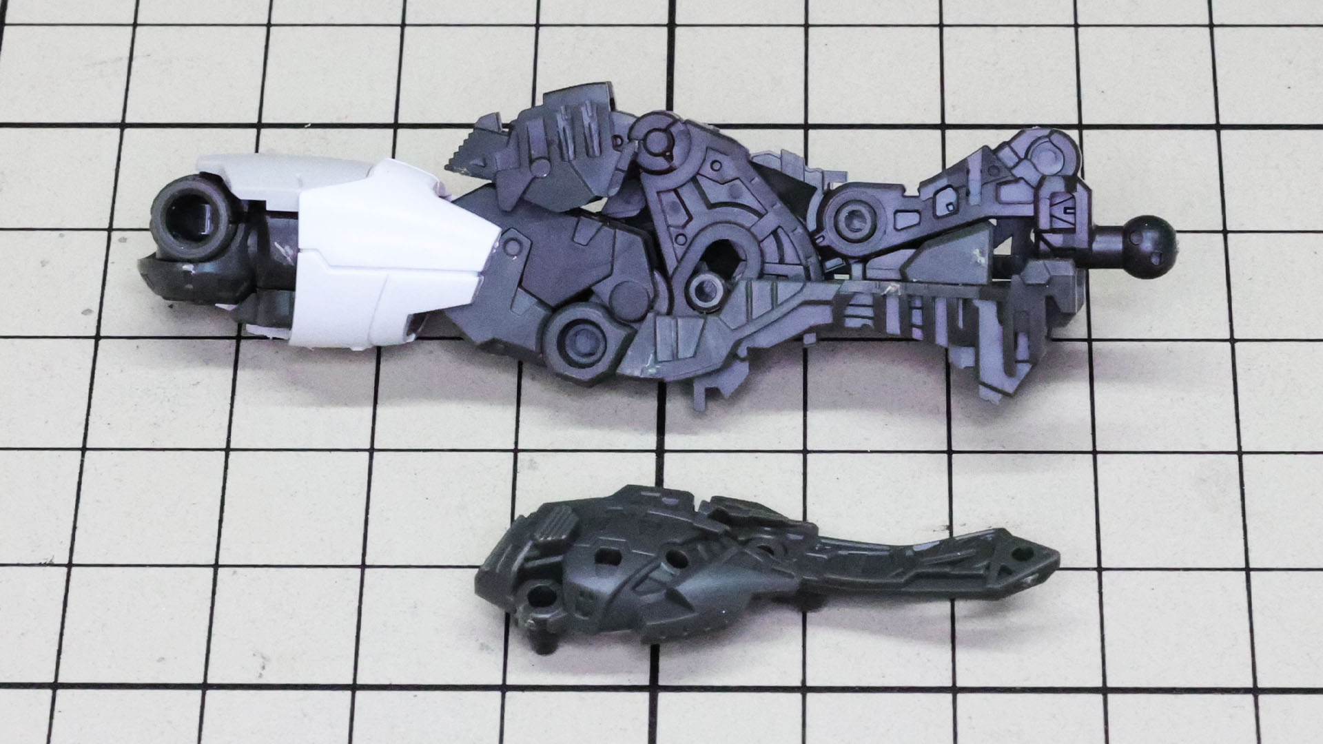 メカフレームが組まれた様子です。凄い設計ですね！ここで各部可動と連動機構をじんわり可動させ慣らしておくことをお勧めします