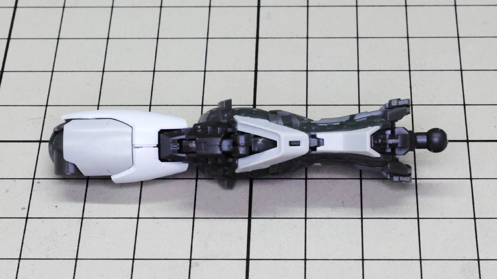 脛下の装甲を組み付けていきます