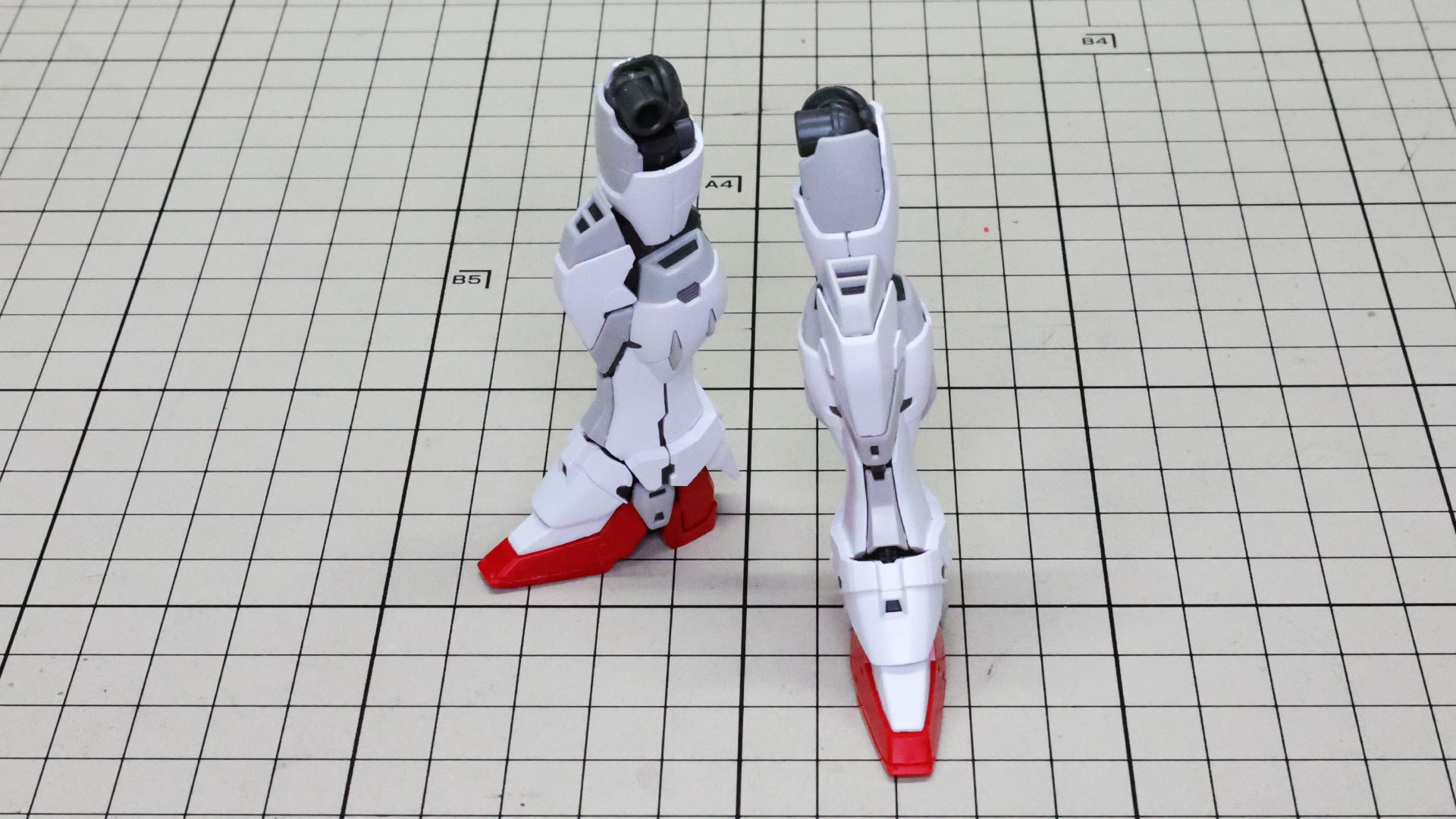 組み上がるとごついメカフレームを内包しながらこのスタイリッシュな脚部を見ることができます