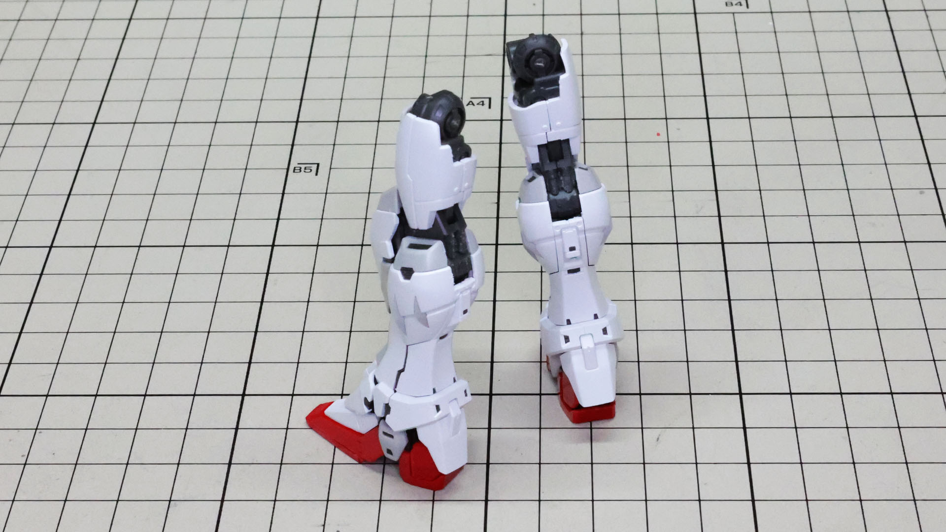 膝関節の可動性能はこの通り。変形する機体でありながら、スムーズで破綻のない可動がすごいです。