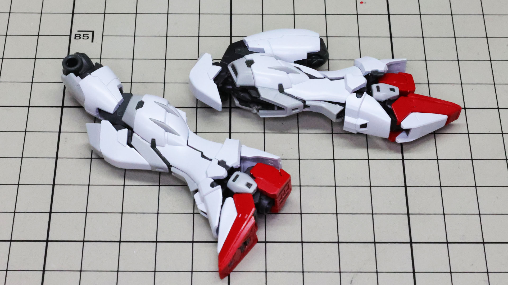 膝関節の可動性能はこの通り。変形する機体でありながら、スムーズで破綻のない可動がすごいです。