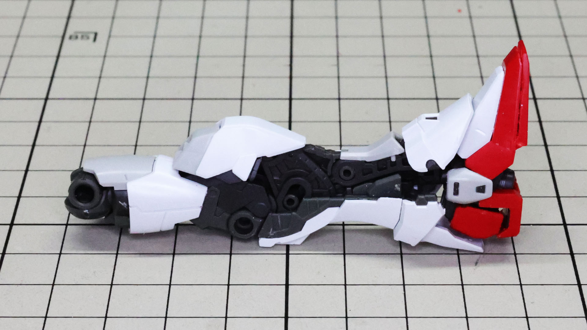 一部パーツを外すことで脚部の変形の前後を見ることができます。これすごいですよ！